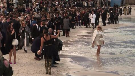 Parigi, sfilata in spiaggia per Chanel. C'è anche Pamela Anderson